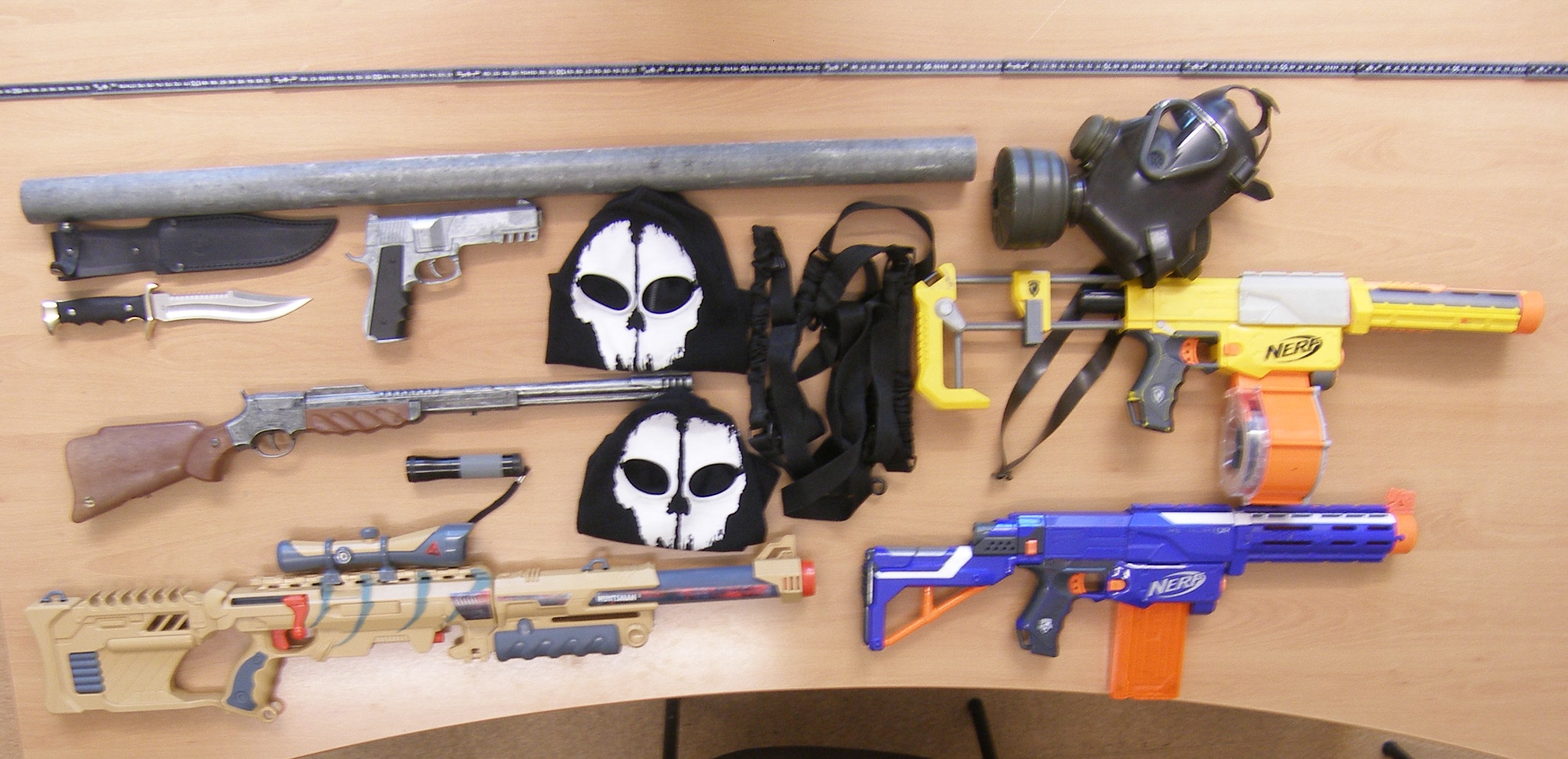 jugendliche spielen krieg