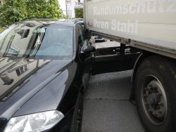 0829 Sattelschlepper Verkeilt