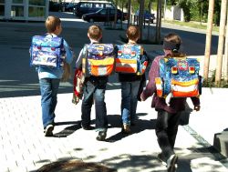 Schüler auf dem Schulweg