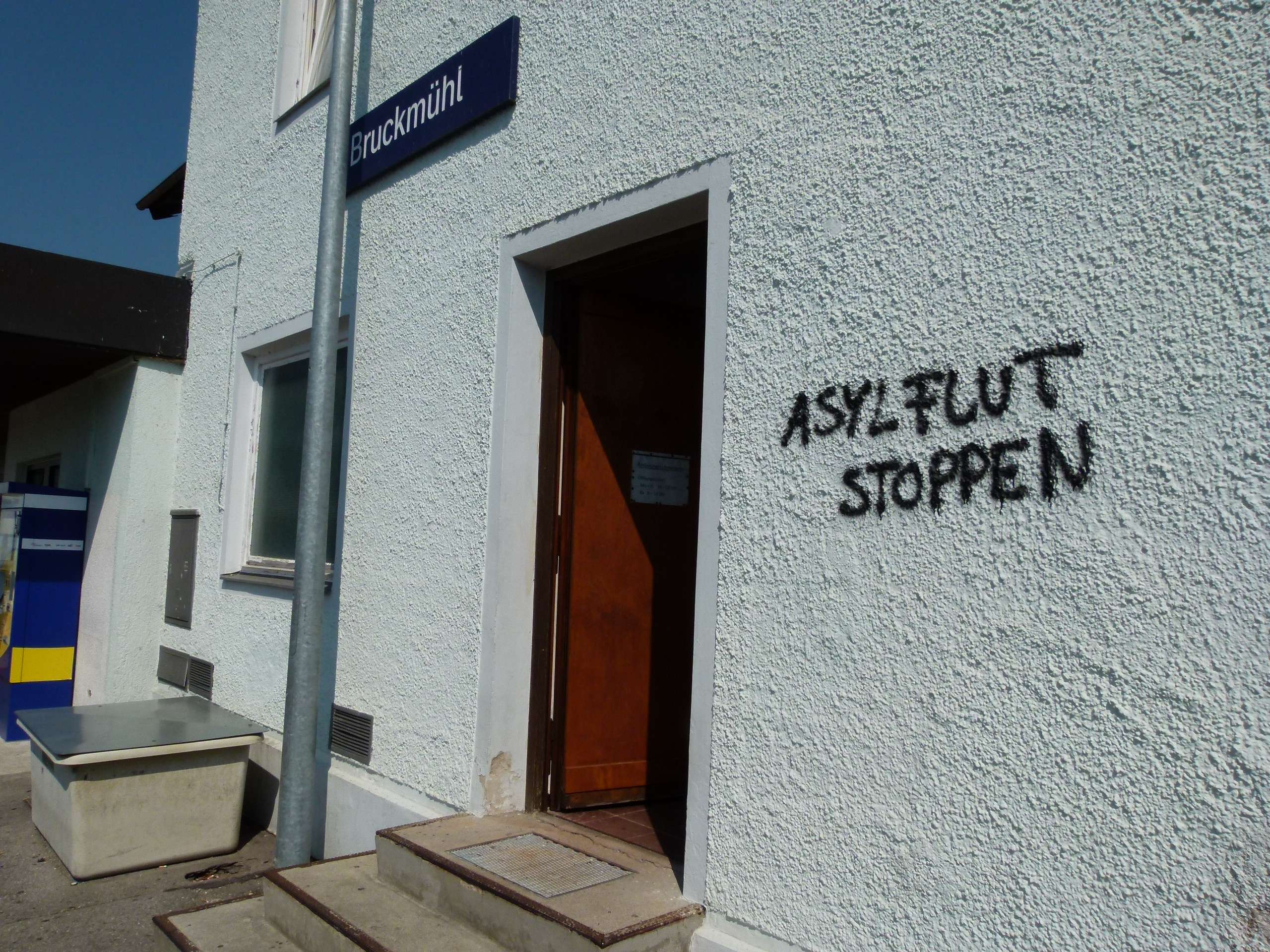 0814 Bruckmühl Schmiererei Bahnhof1